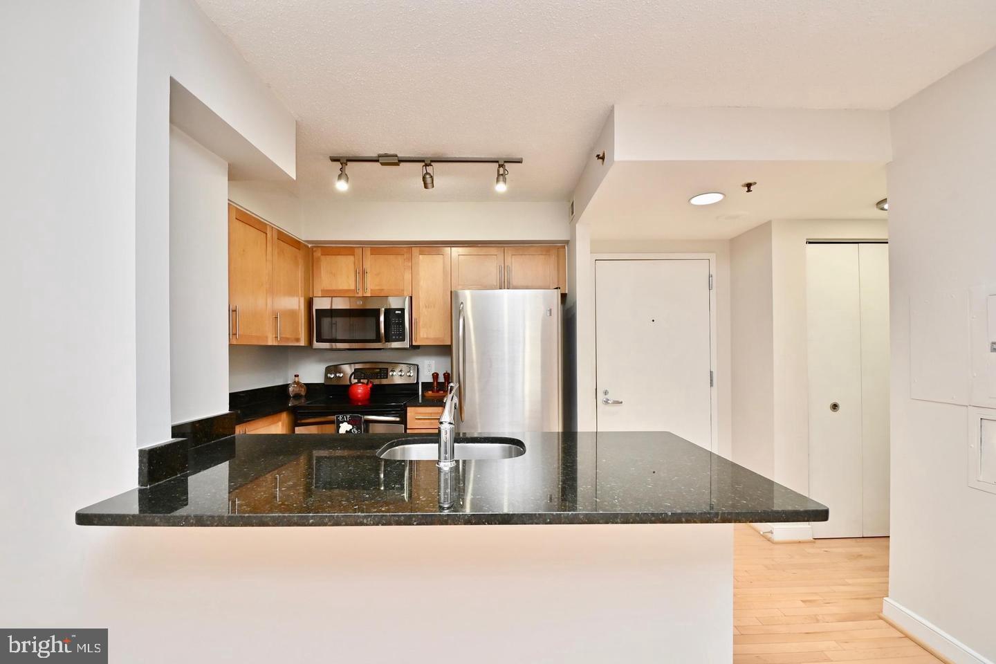 7500 Woodmont Ave #s712 Property Photo 9