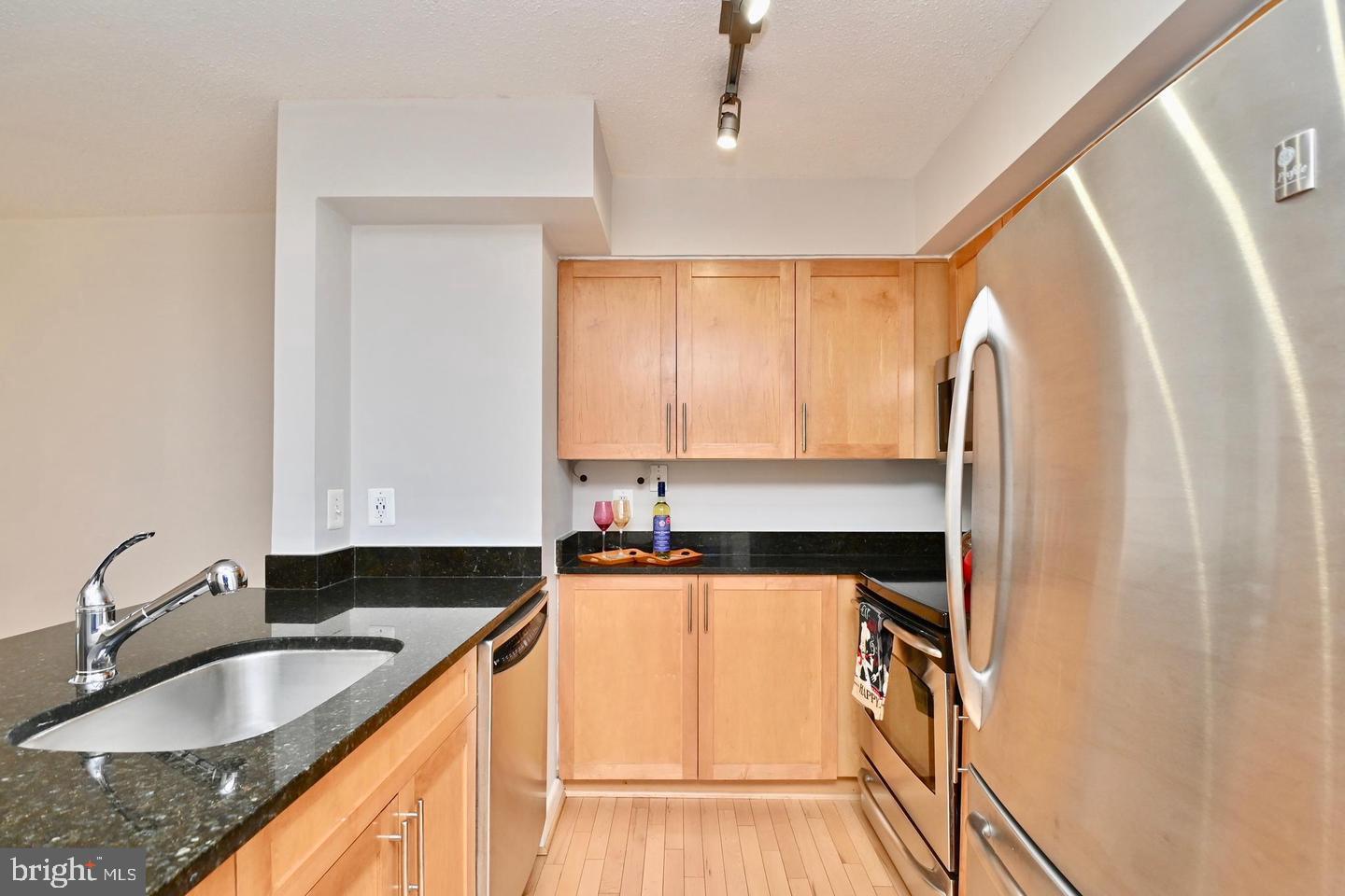 7500 Woodmont Ave #s712 Property Photo 10