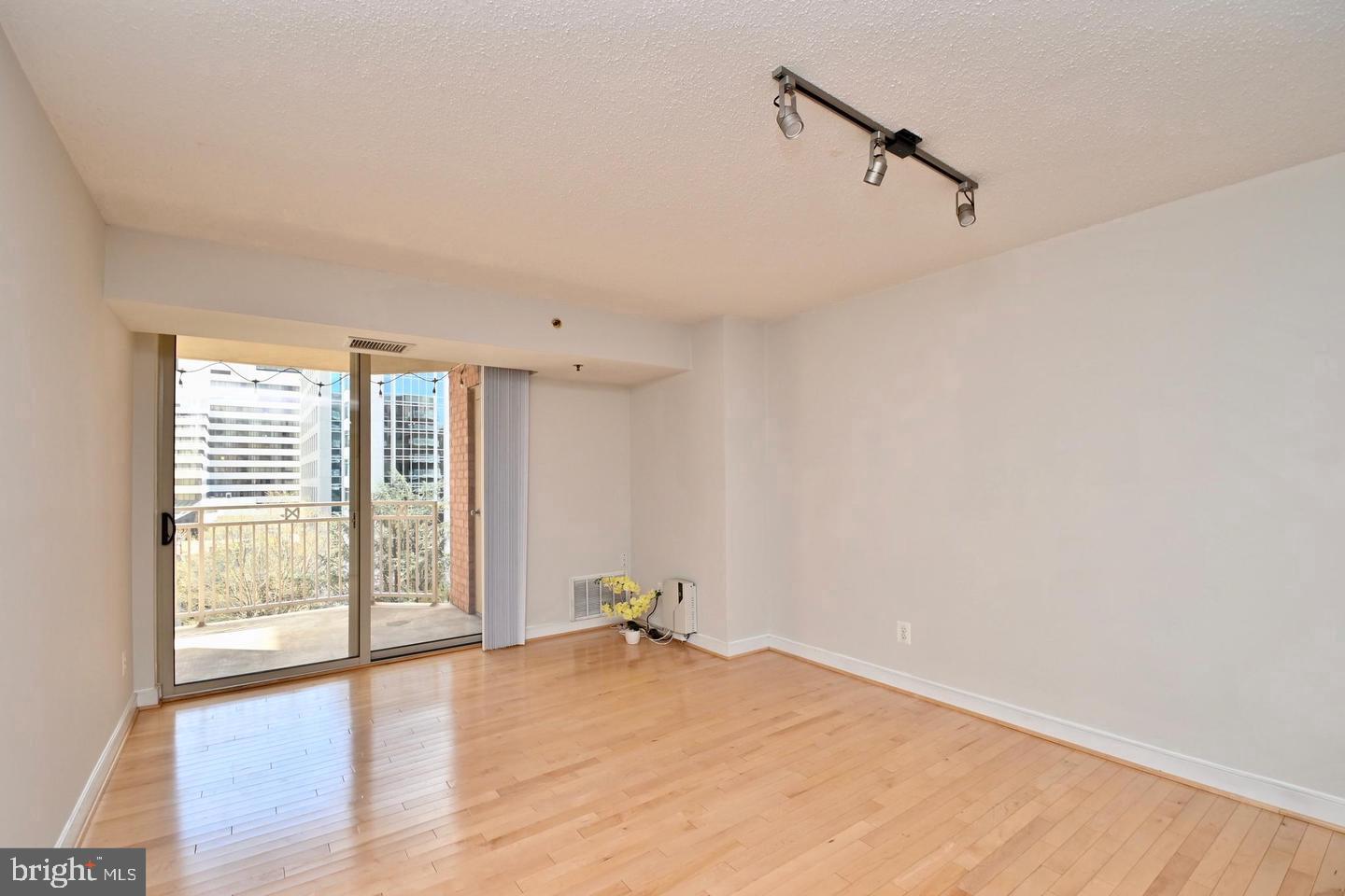 7500 Woodmont Ave #s712 Property Photo 19
