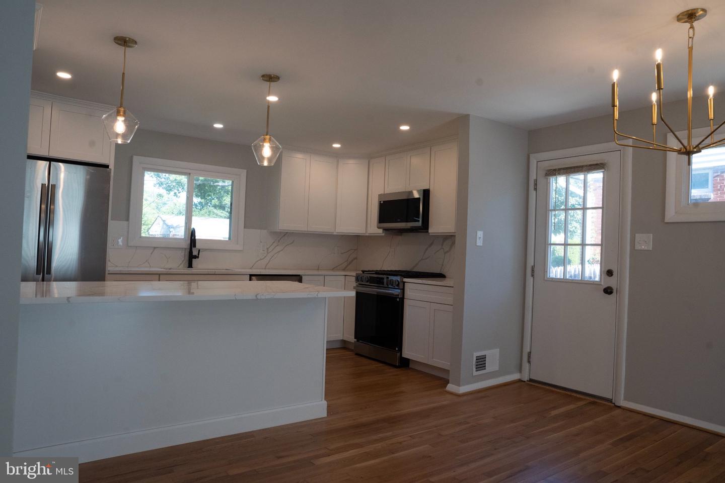 14117 London Ln Property Photo 2