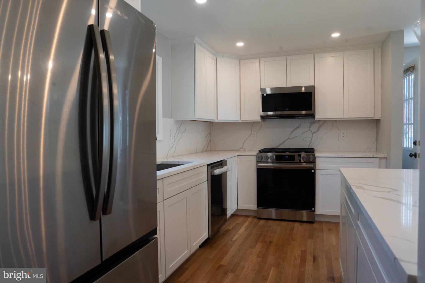 14117 London Ln Property Photo 3