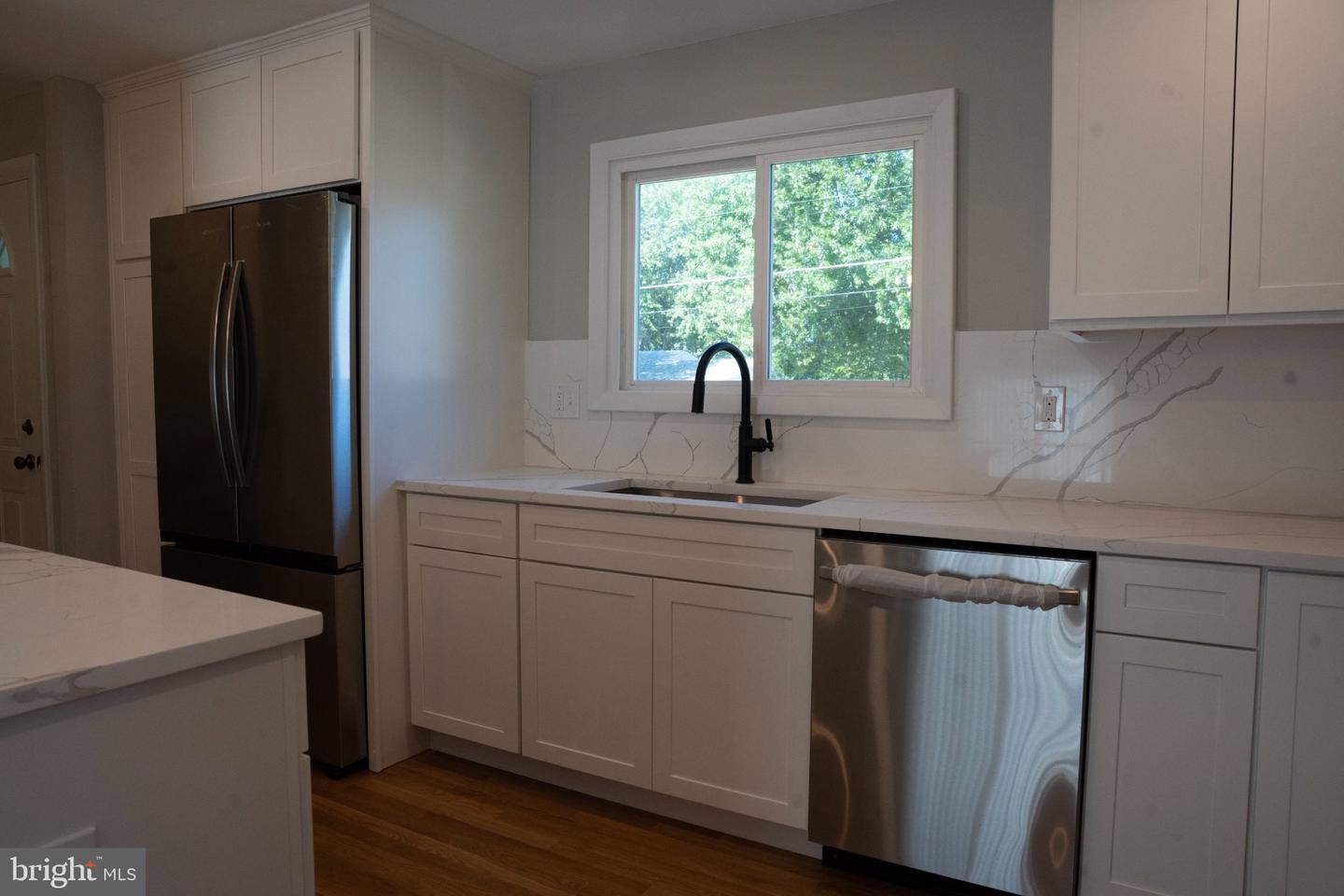14117 London Ln Property Photo 4
