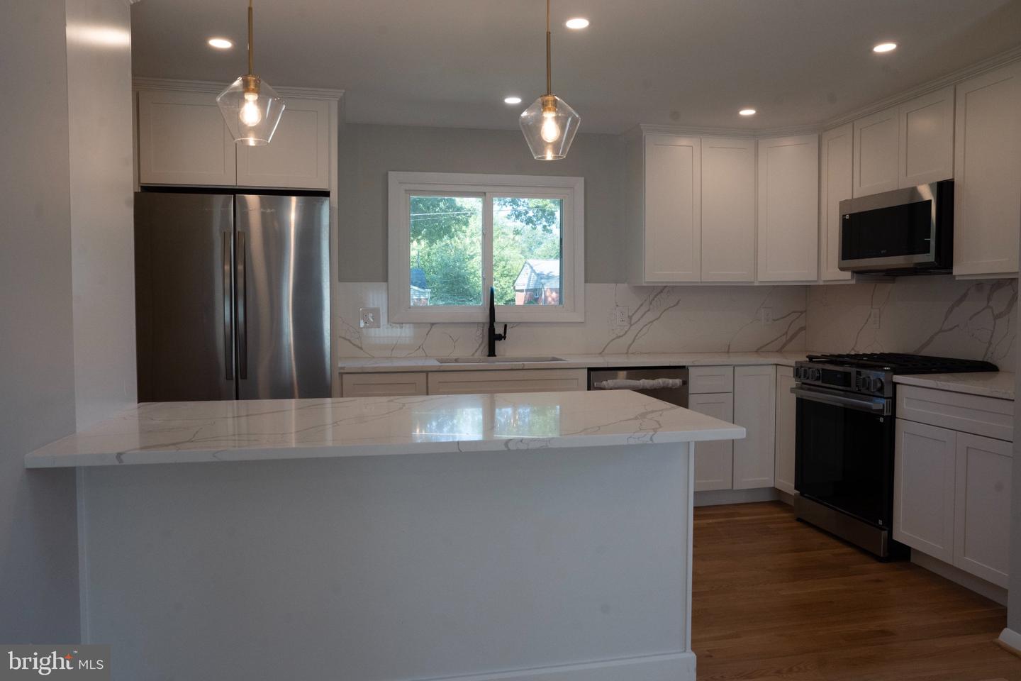 14117 London Ln Property Photo 5