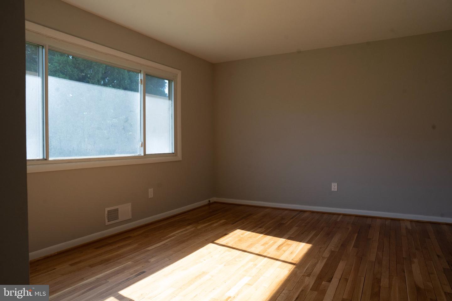 14117 London Ln Property Photo 11