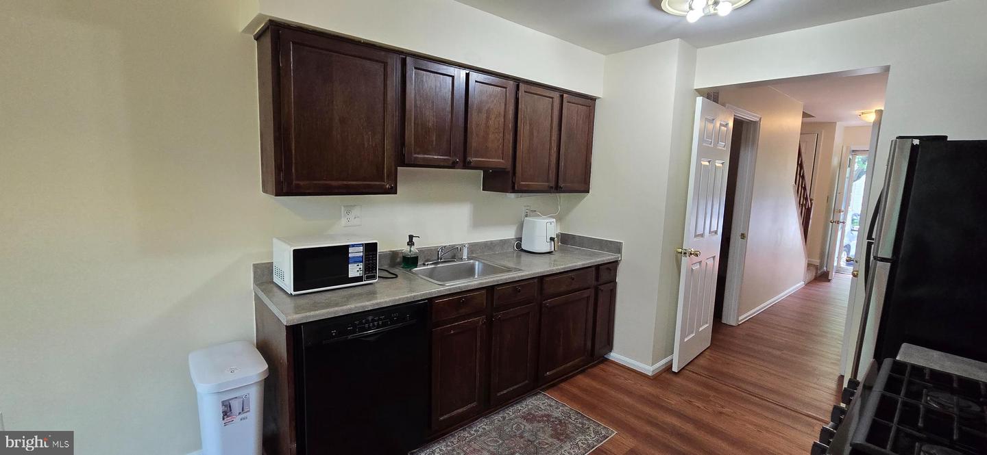 707 Curry Ford Ln Property Photo 9