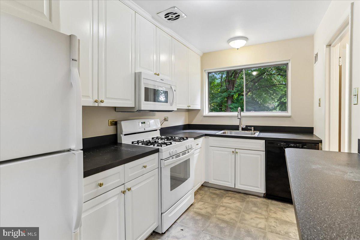 10512 Weymouth St #203 Property Photo 9