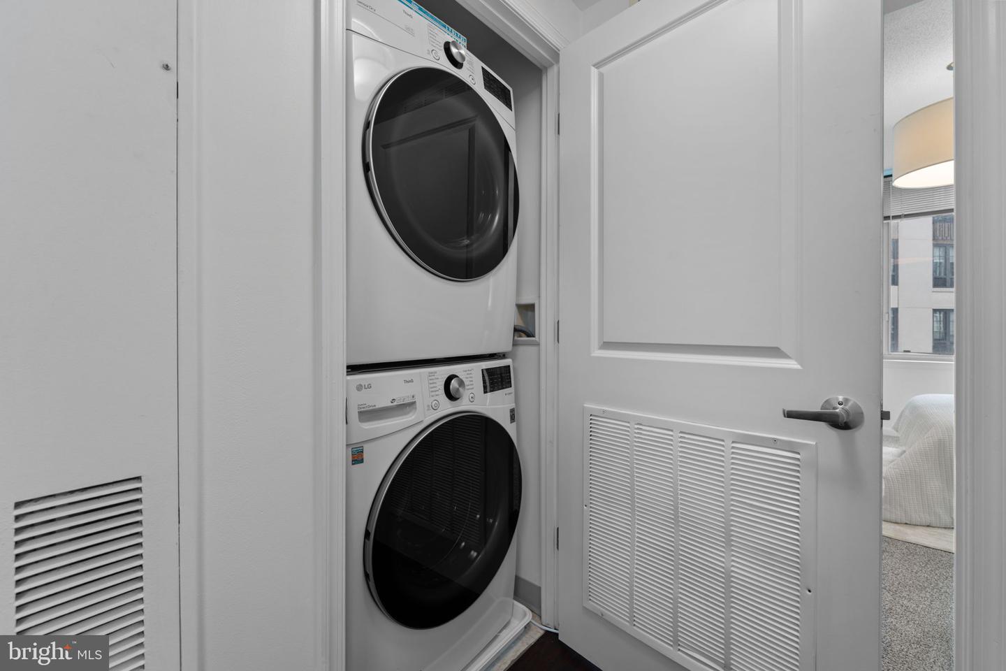930 Wayne Ave #610 Property Photo 16