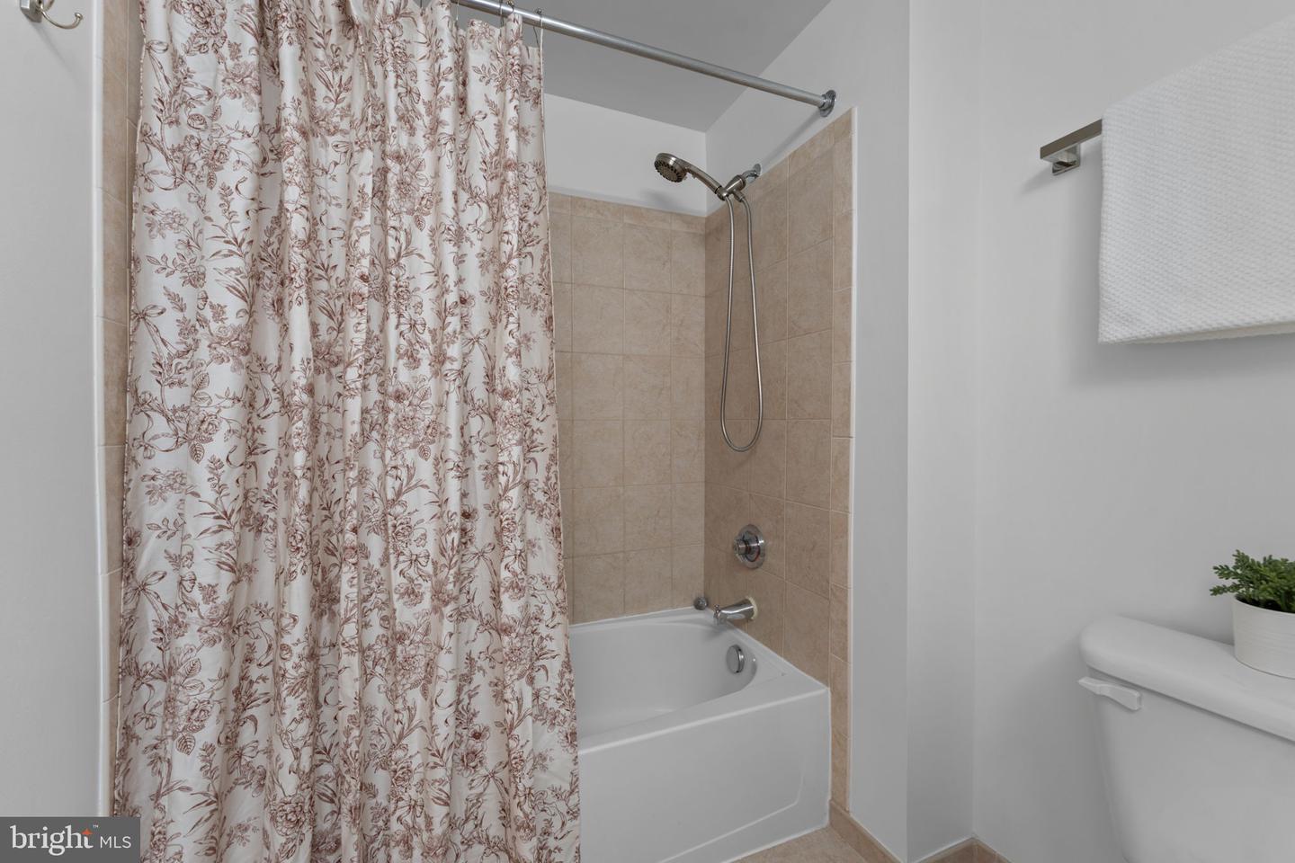 930 Wayne Ave #610 Property Photo 25
