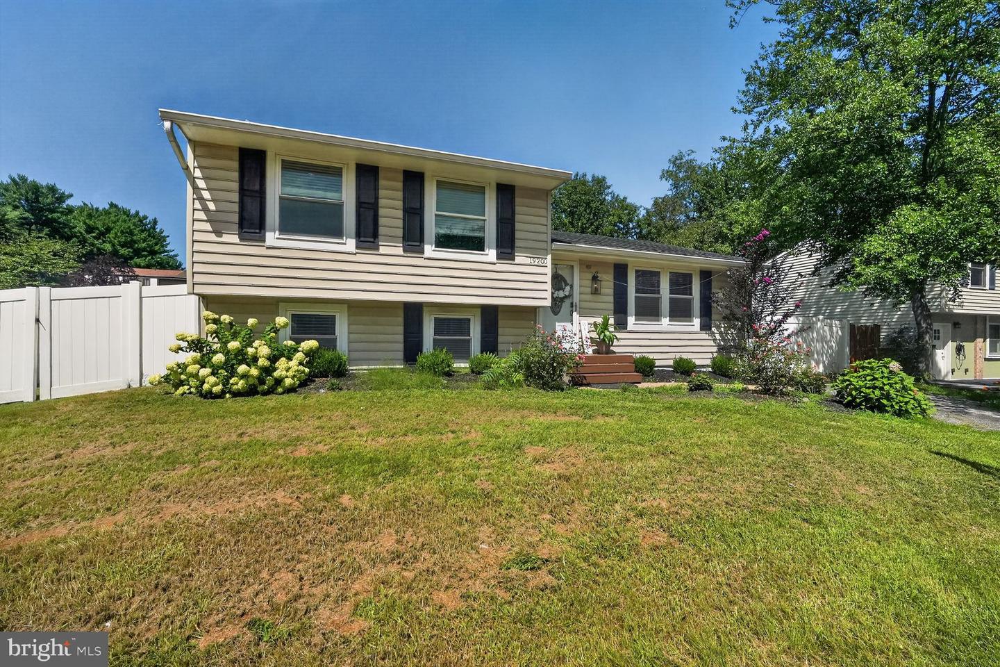 19200 SAINT JOHNSBURY LN Property Photo 1