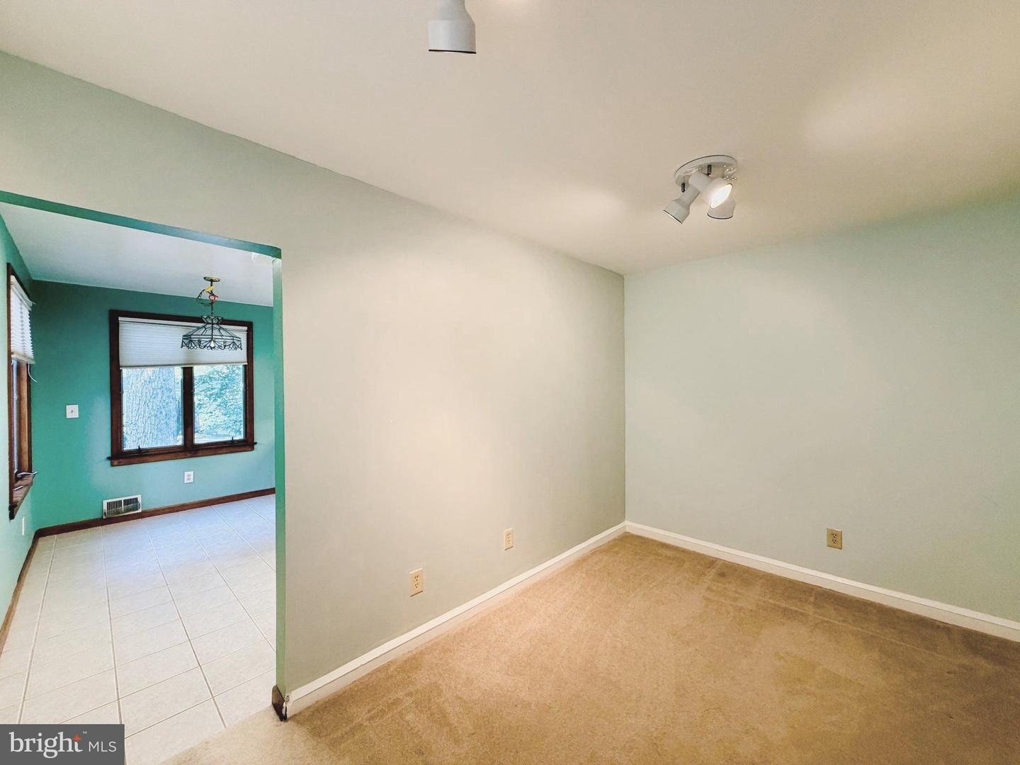 907 Heron Dr Property Photo 8