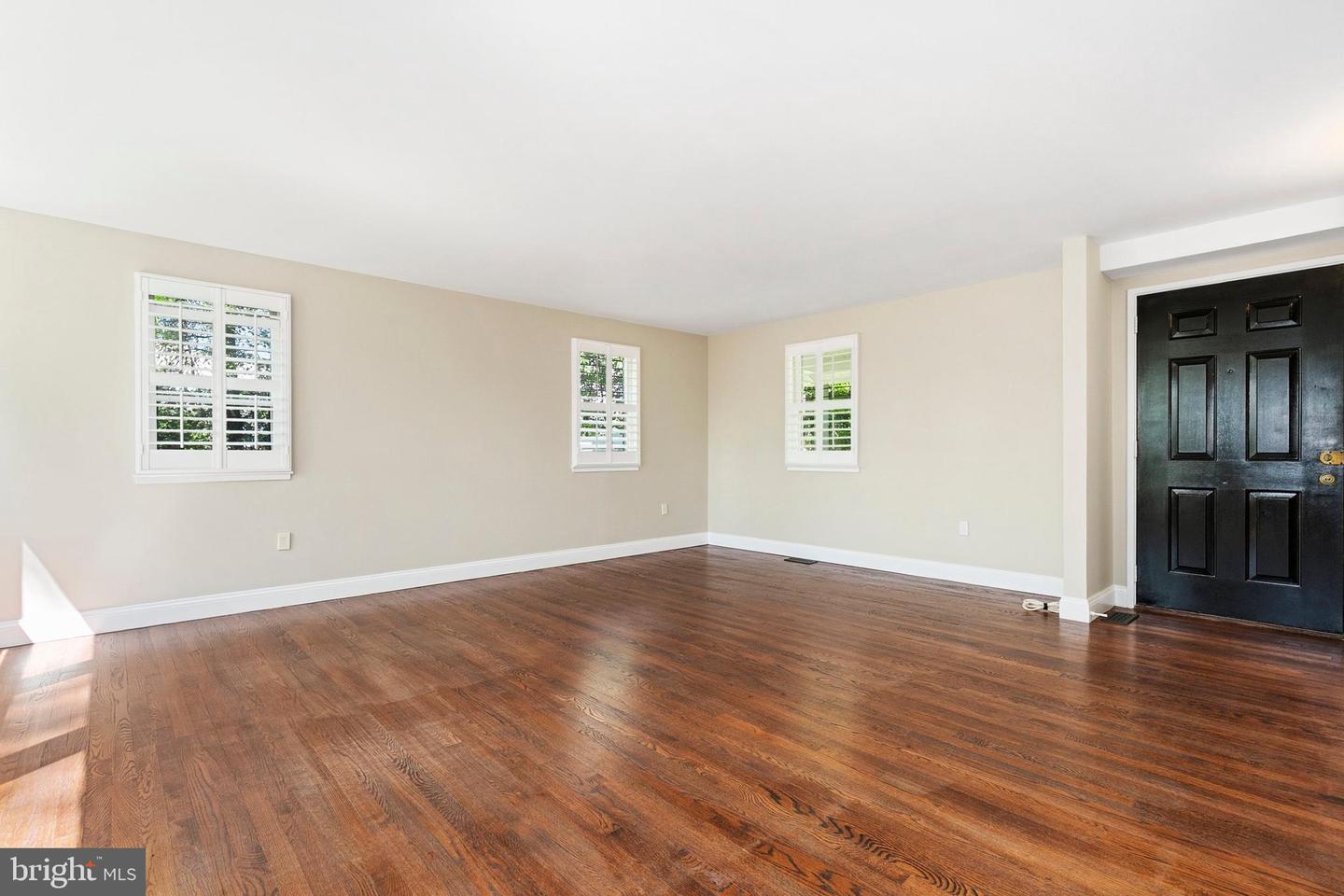 9406 Hale Pl Property Photo 4