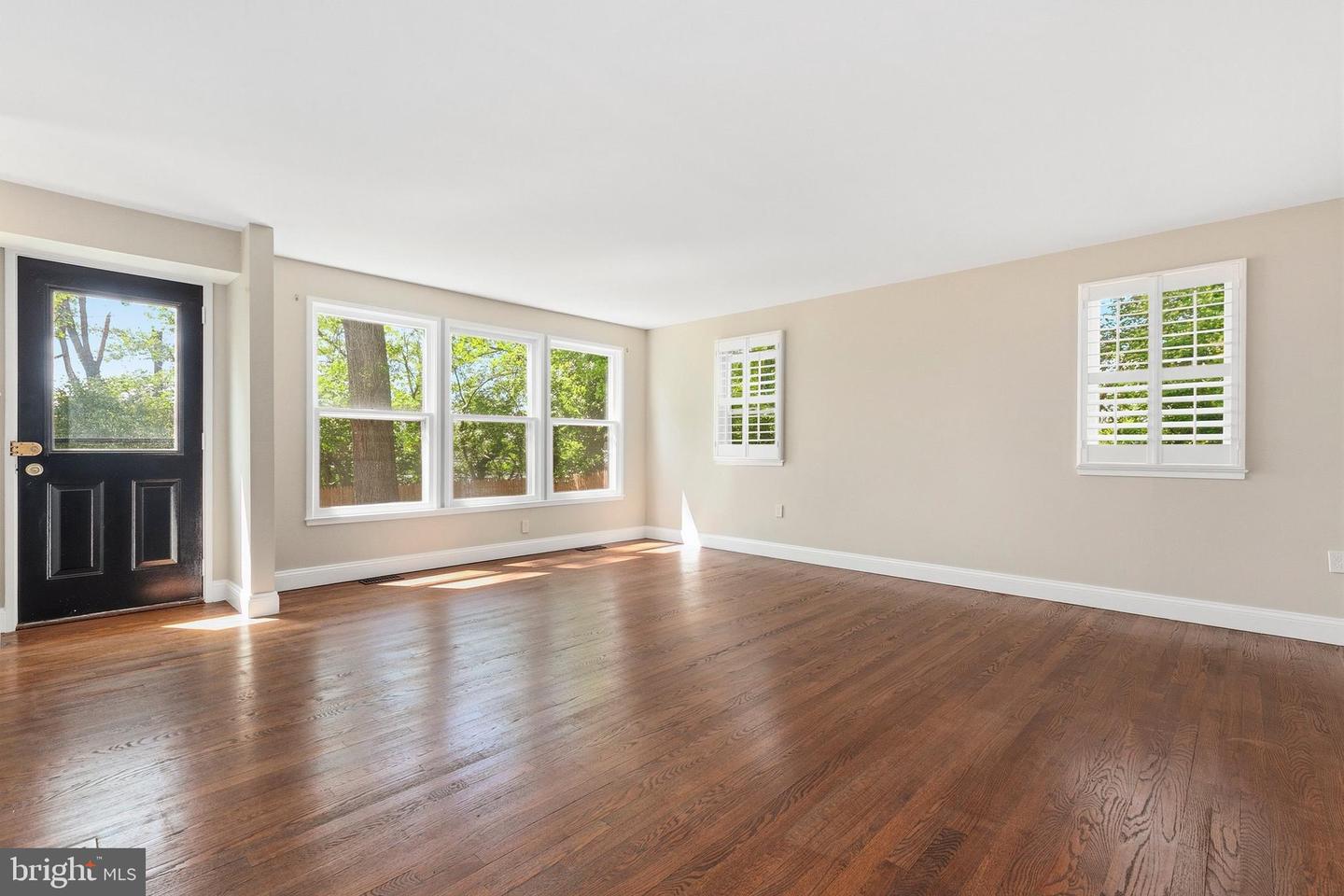 9406 Hale Pl Property Photo 6