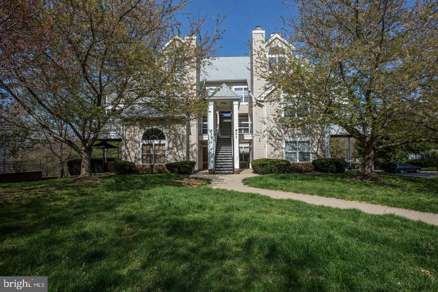 921 HILLSIDE LAKE TER #304 Property Photo 1