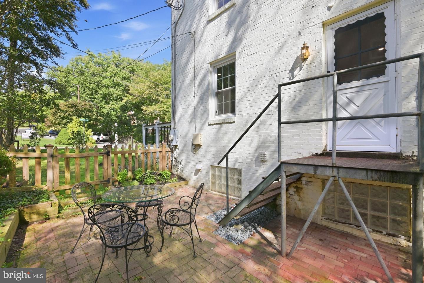 240 Whitmoor Ter Property Photo 32