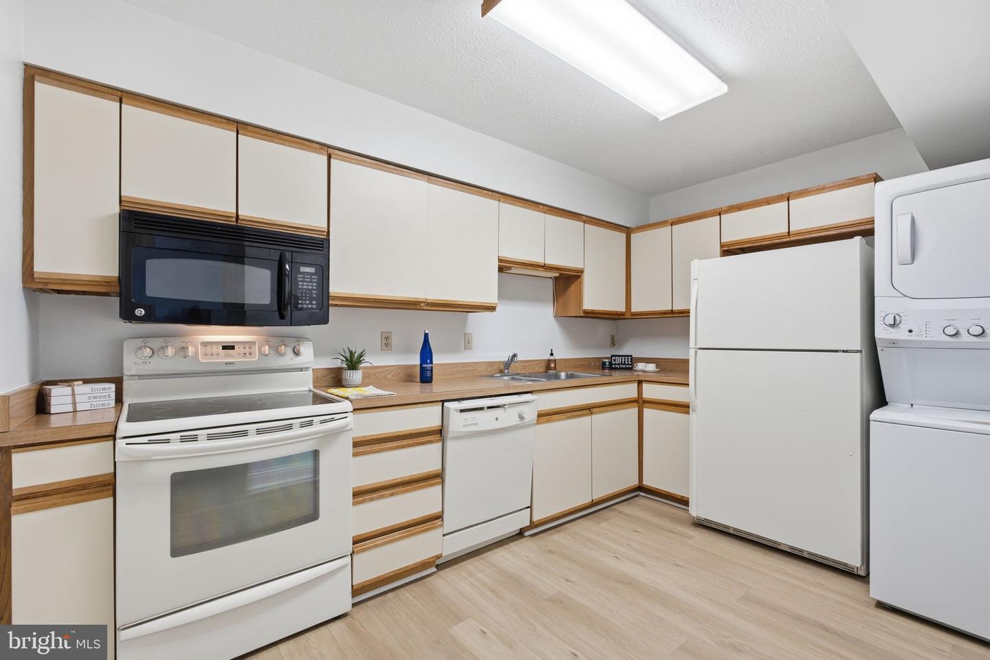 15100 Interlachen Dr #4-822 Property Photo 4
