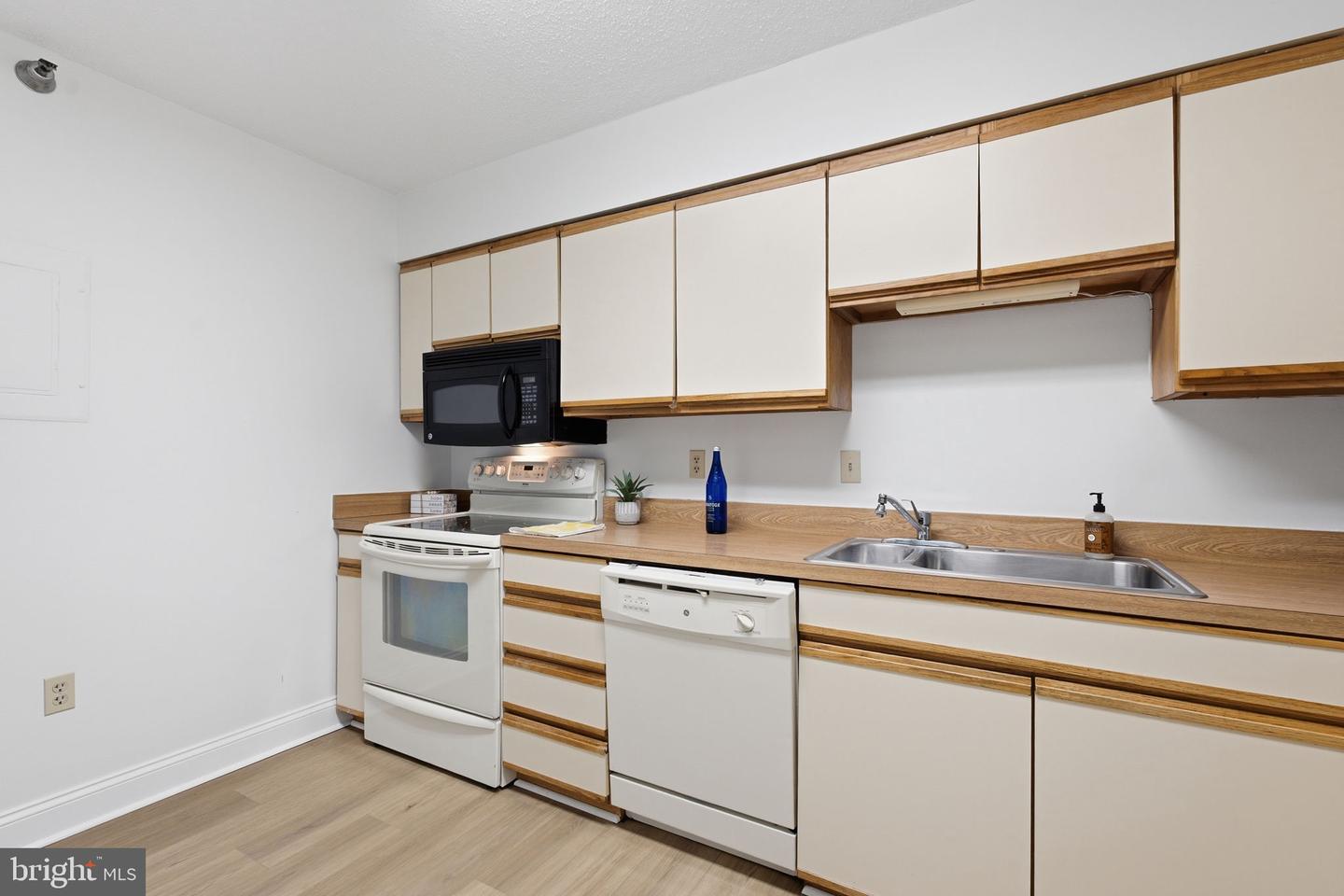15100 Interlachen Dr #4-822 Property Photo 9
