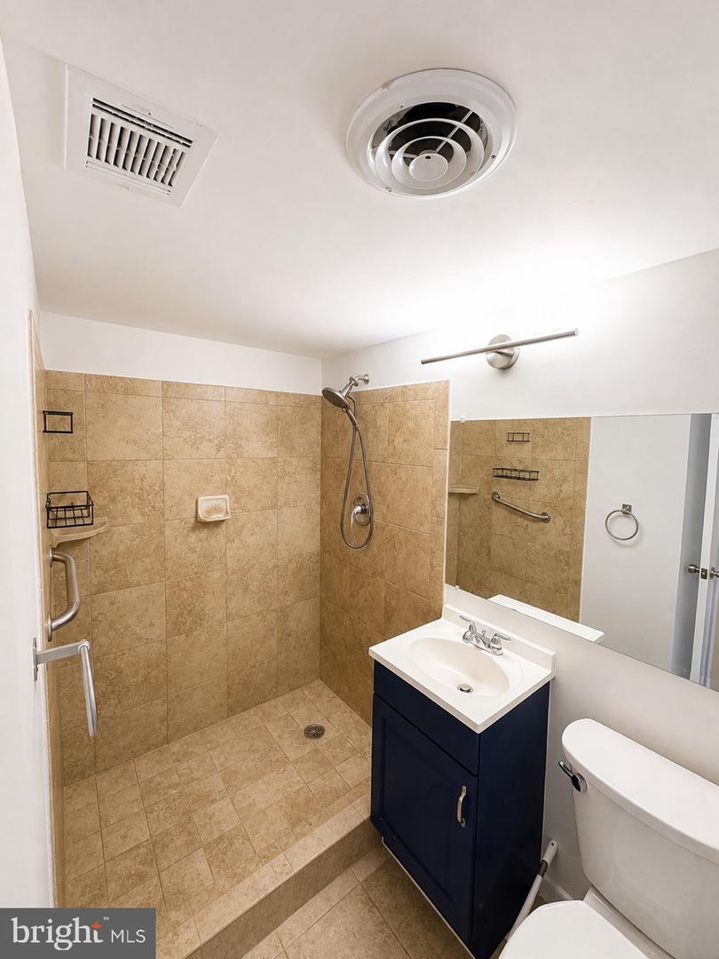 7521 Spring Lake Dr #b1 Property Photo 9