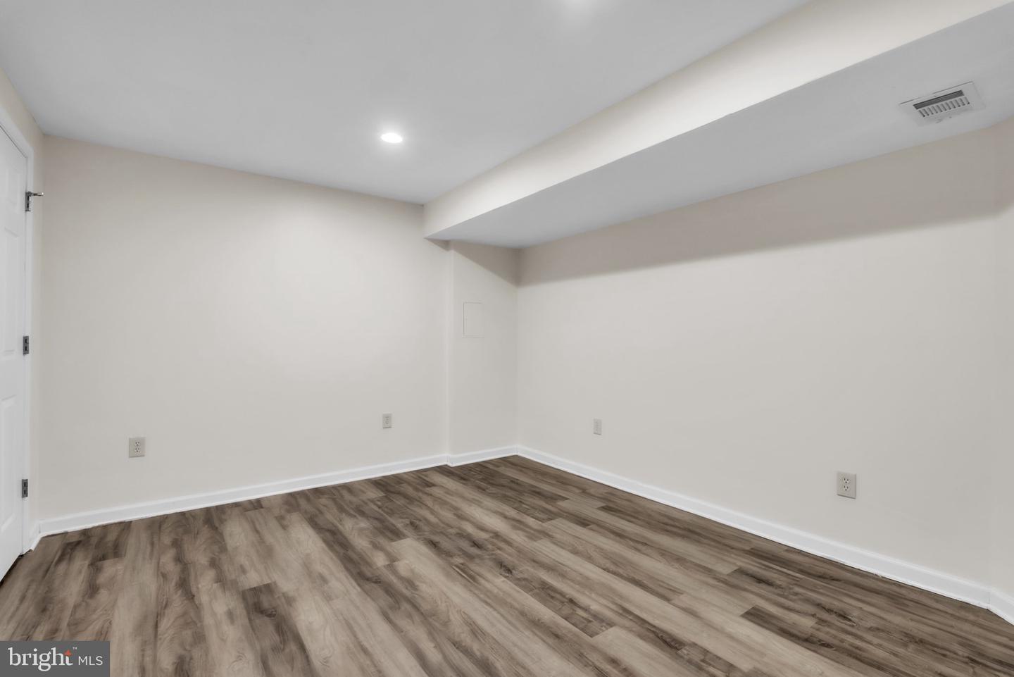 8710 Yarmouth Ct Property Photo 27