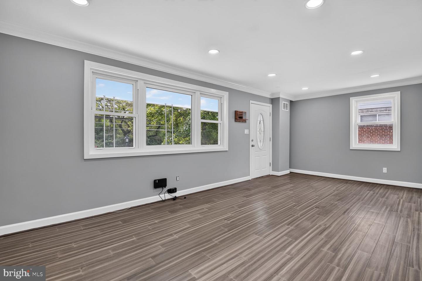 708 1st St Property Photo 6