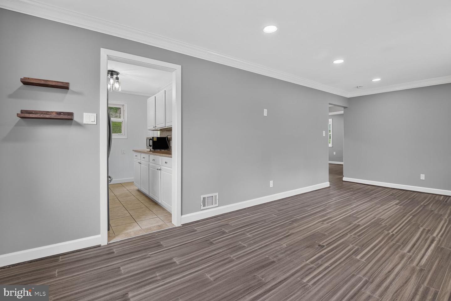 708 1st St Property Photo 8