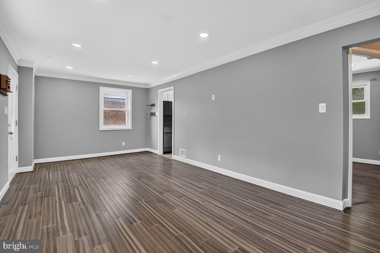 708 1st St Property Photo 9