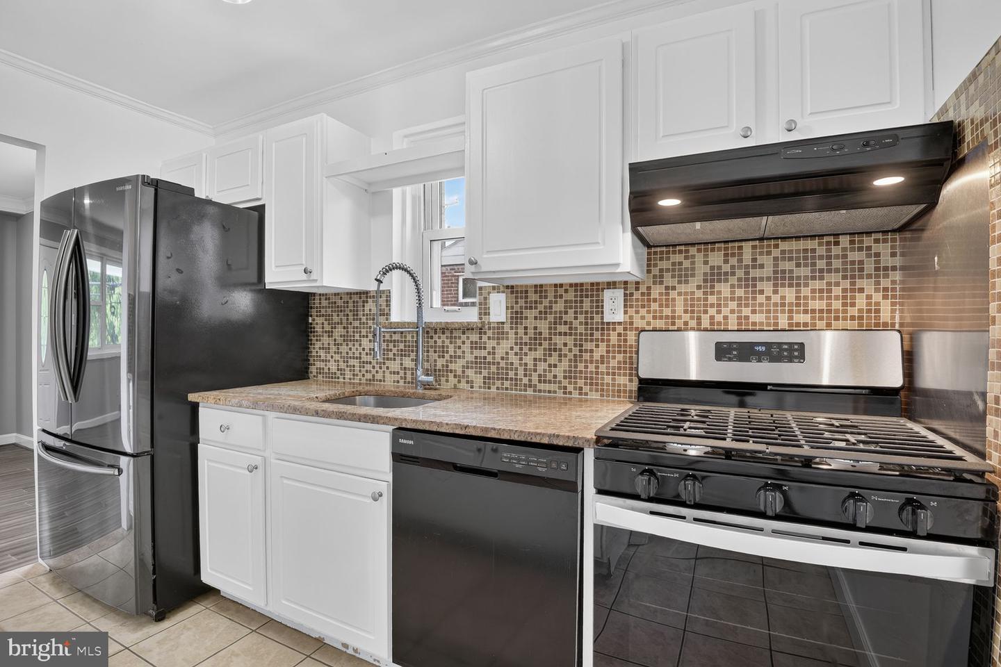 708 1st St Property Photo 11