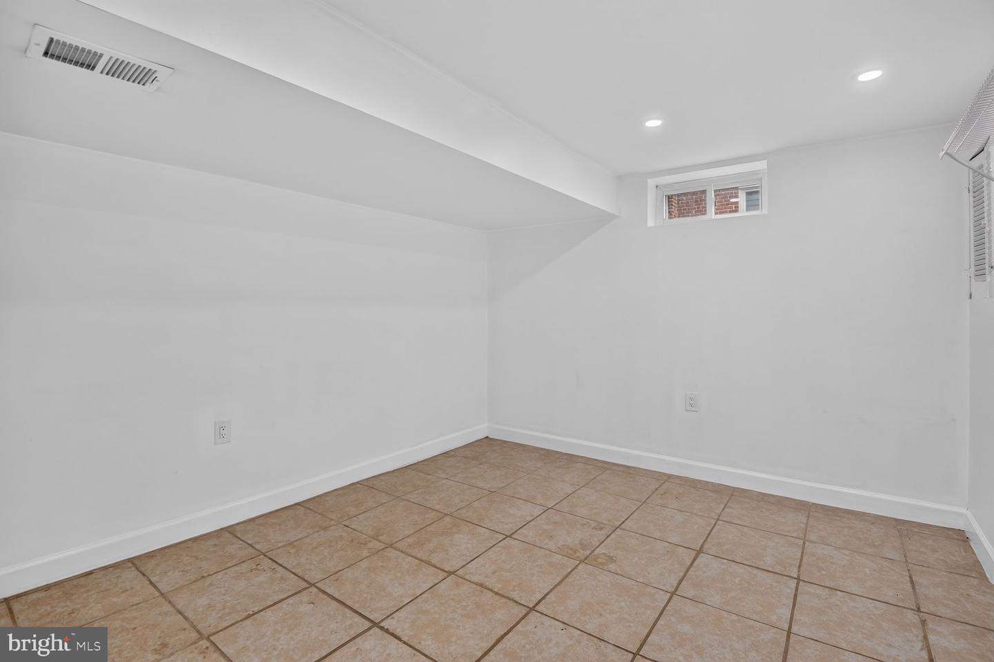 708 1st St Property Photo 24