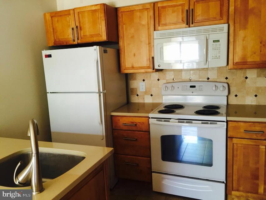 18472 Bishopstone Ct #242 Property Photo 8