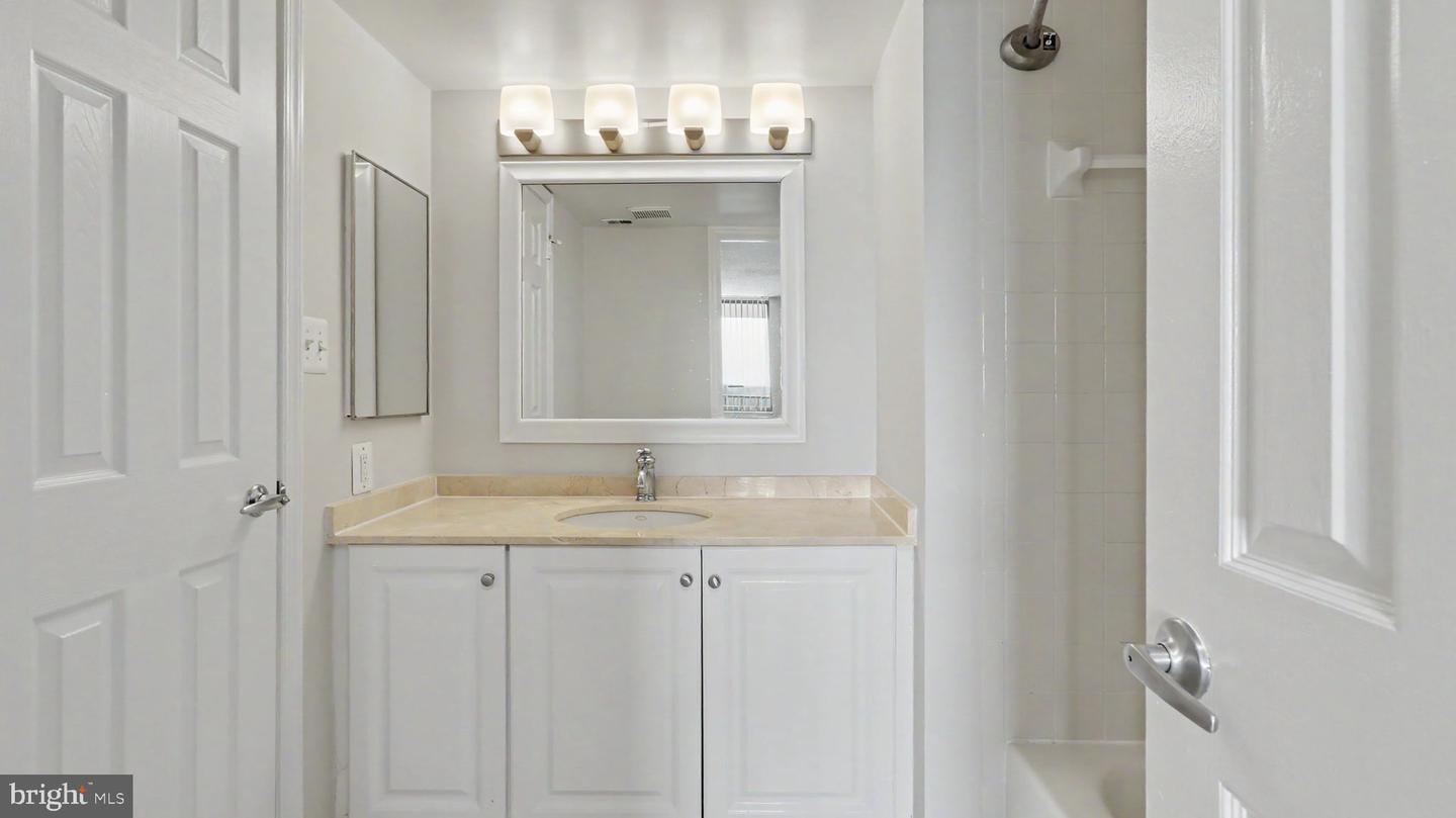 10101 Grosvenor Place #2006 Property Photo 18
