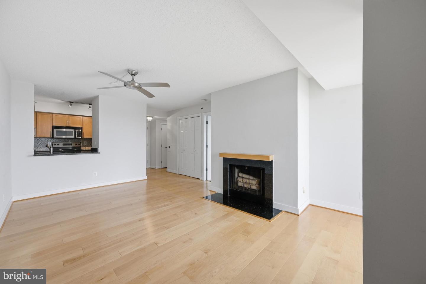 7500 Woodmont Ave #s1019 Property Photo 4