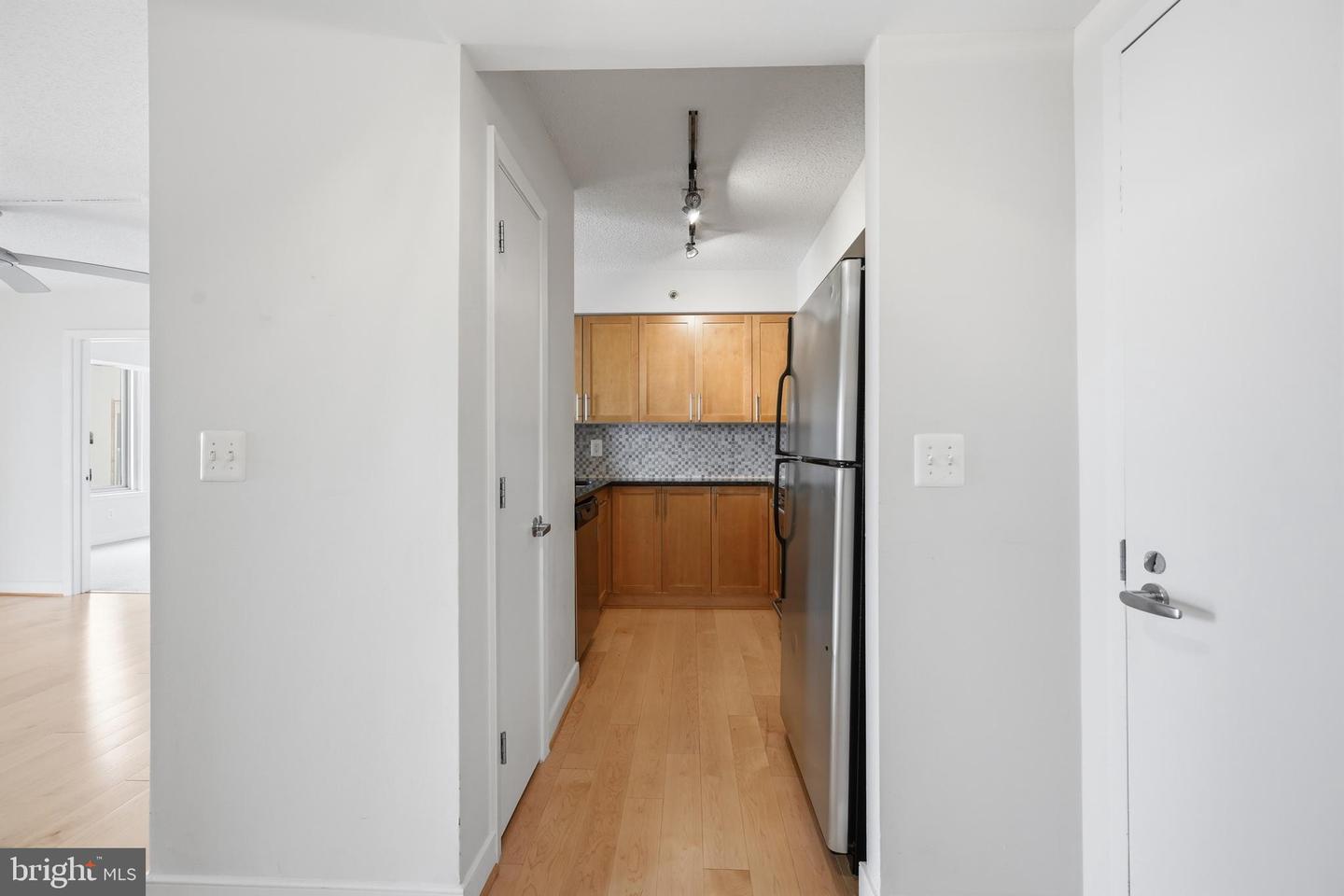 7500 Woodmont Ave #s1019 Property Photo 5