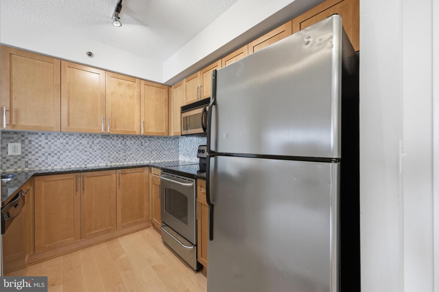 7500 Woodmont Ave #s1019 Property Photo 6