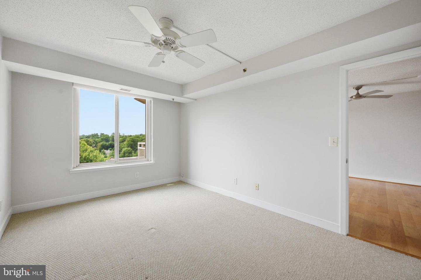 7500 Woodmont Ave #s1019 Property Photo 7