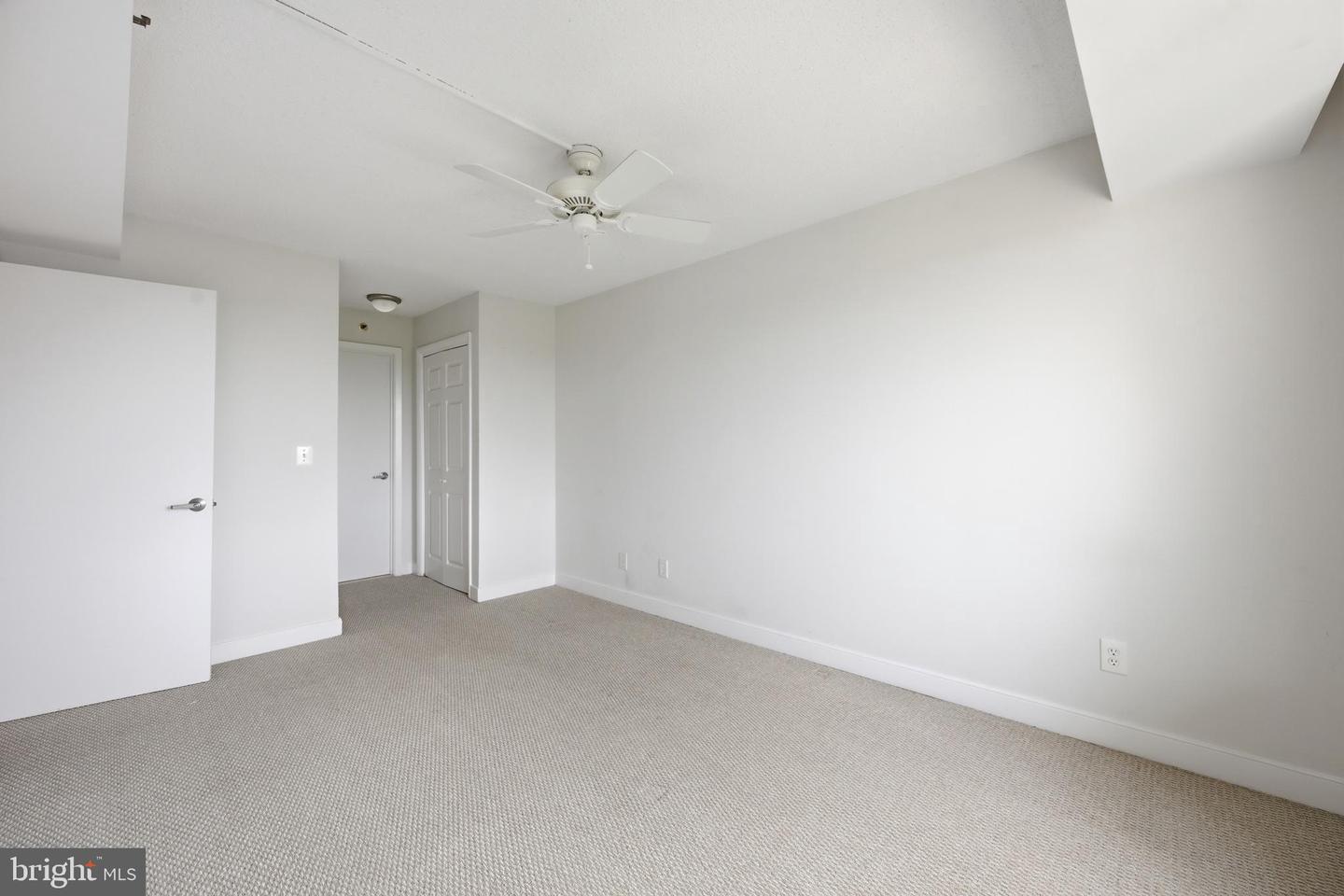 7500 Woodmont Ave #s1019 Property Photo 8