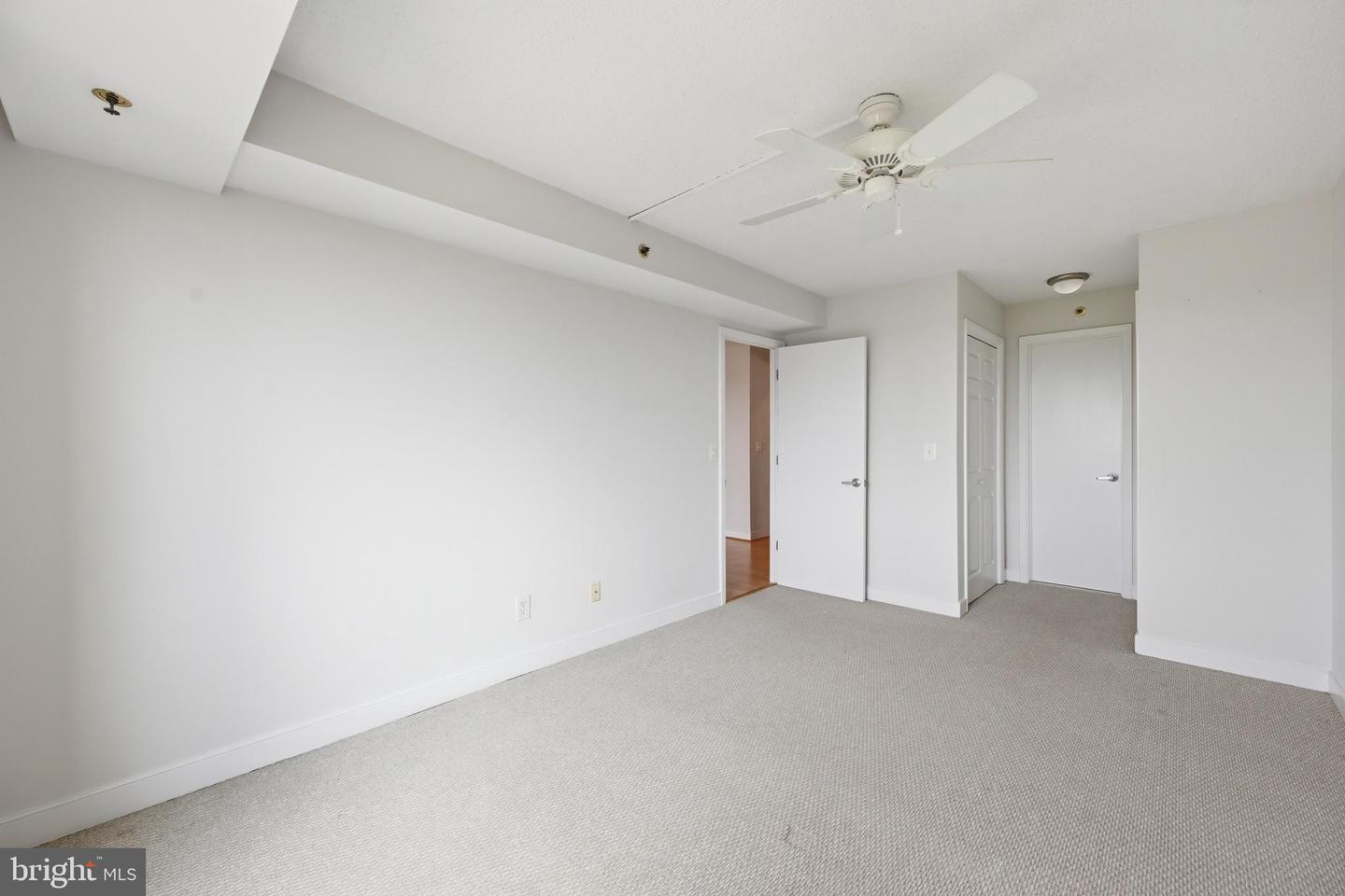7500 Woodmont Ave #s1019 Property Photo 9