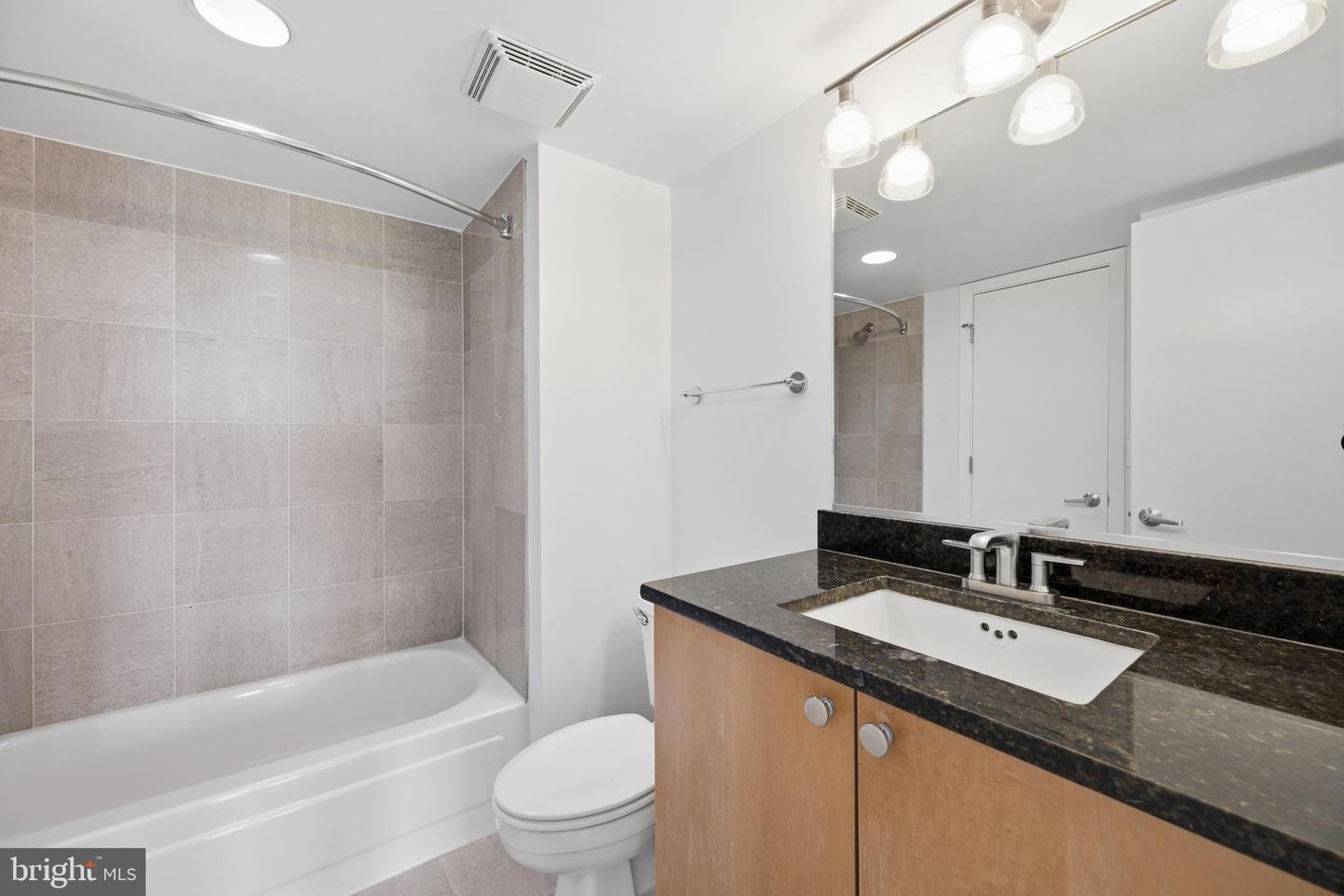 7500 Woodmont Ave #s1019 Property Photo 10