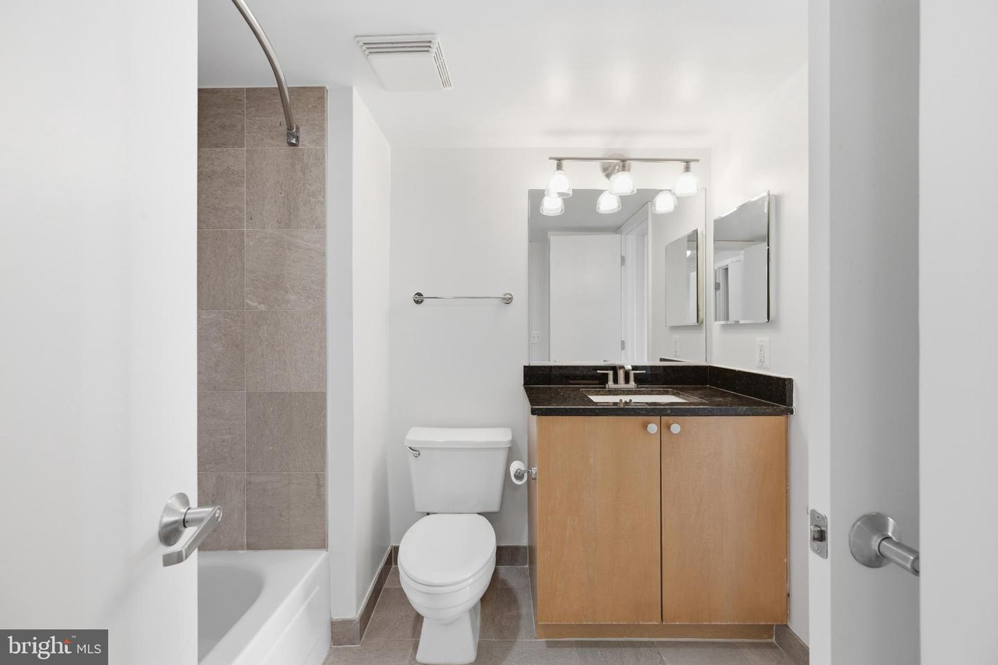 7500 Woodmont Ave #s1019 Property Photo 11