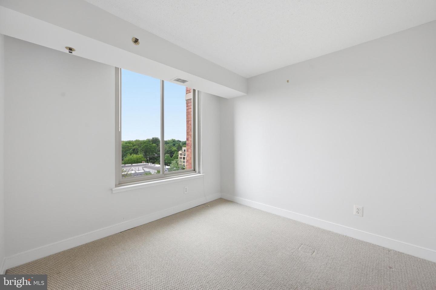 7500 Woodmont Ave #s1019 Property Photo 12
