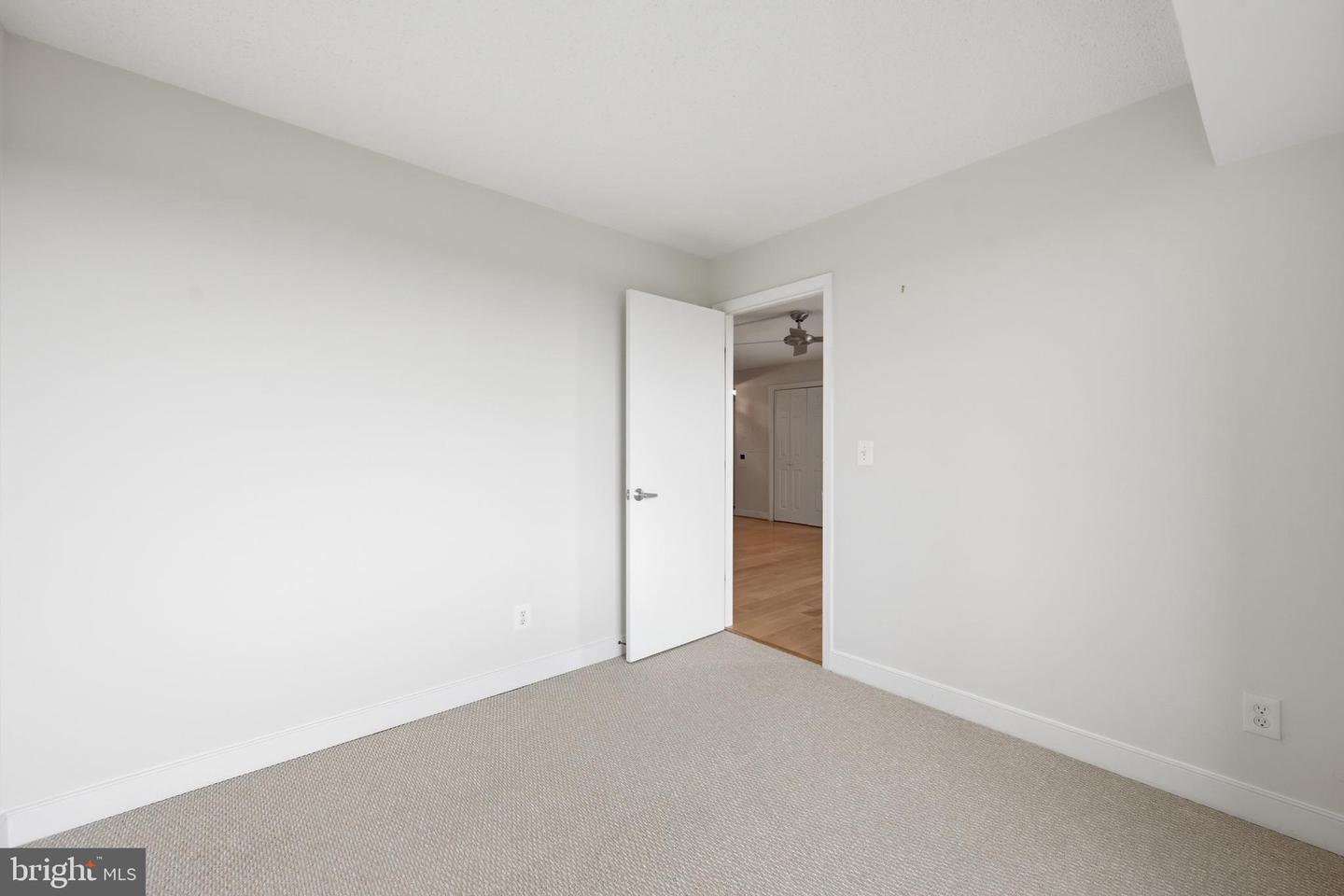 7500 Woodmont Ave #s1019 Property Photo 13