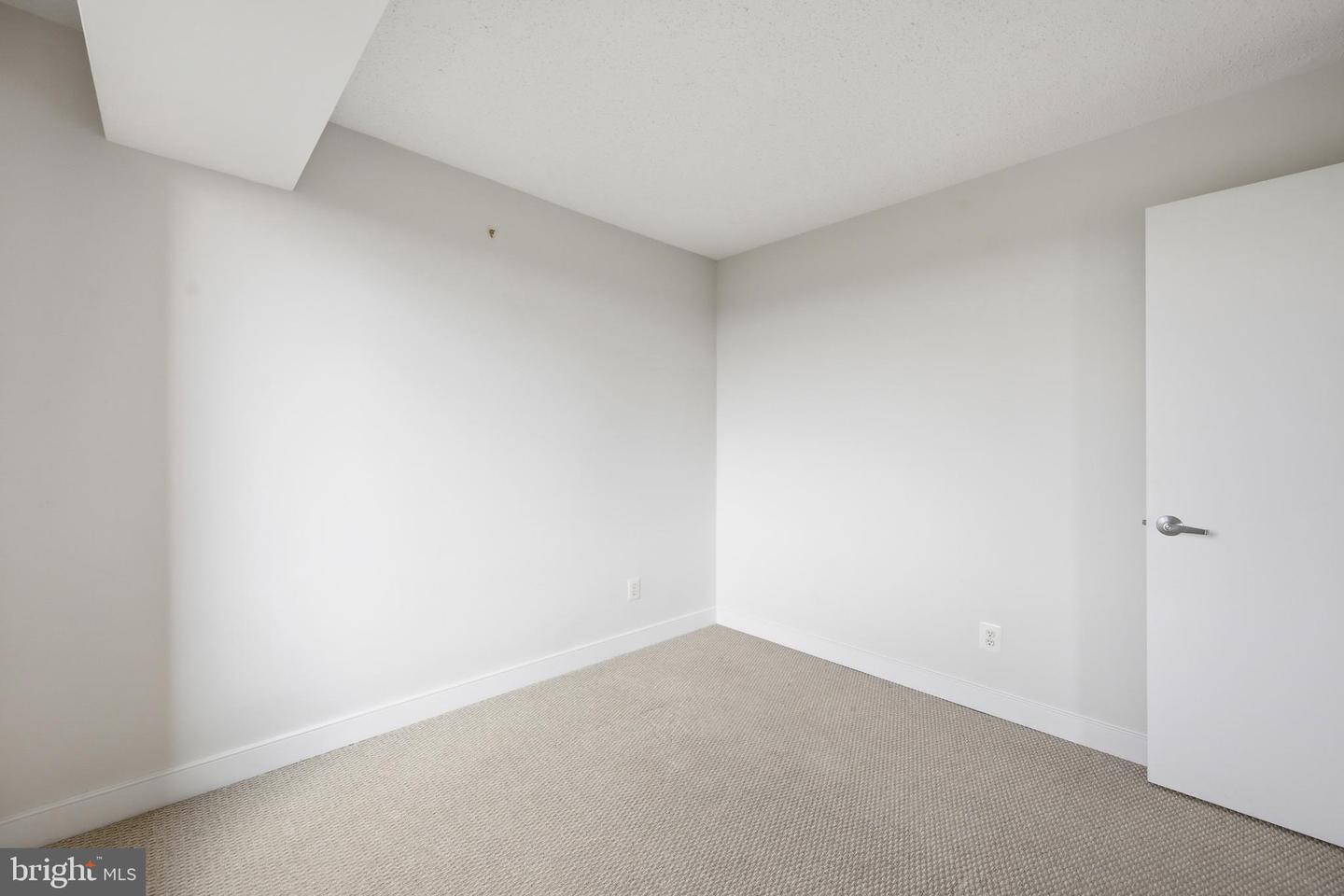 7500 Woodmont Ave #s1019 Property Photo 15