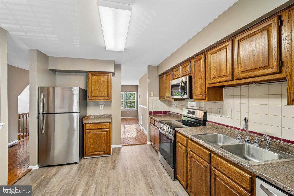 12407 Herrington Manor Dr Property Photo 3