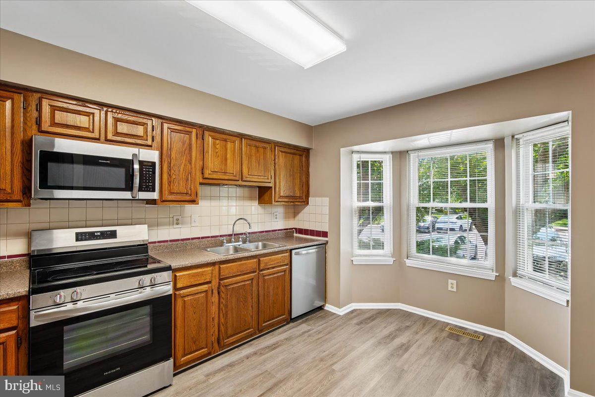 12407 Herrington Manor Dr Property Photo 4