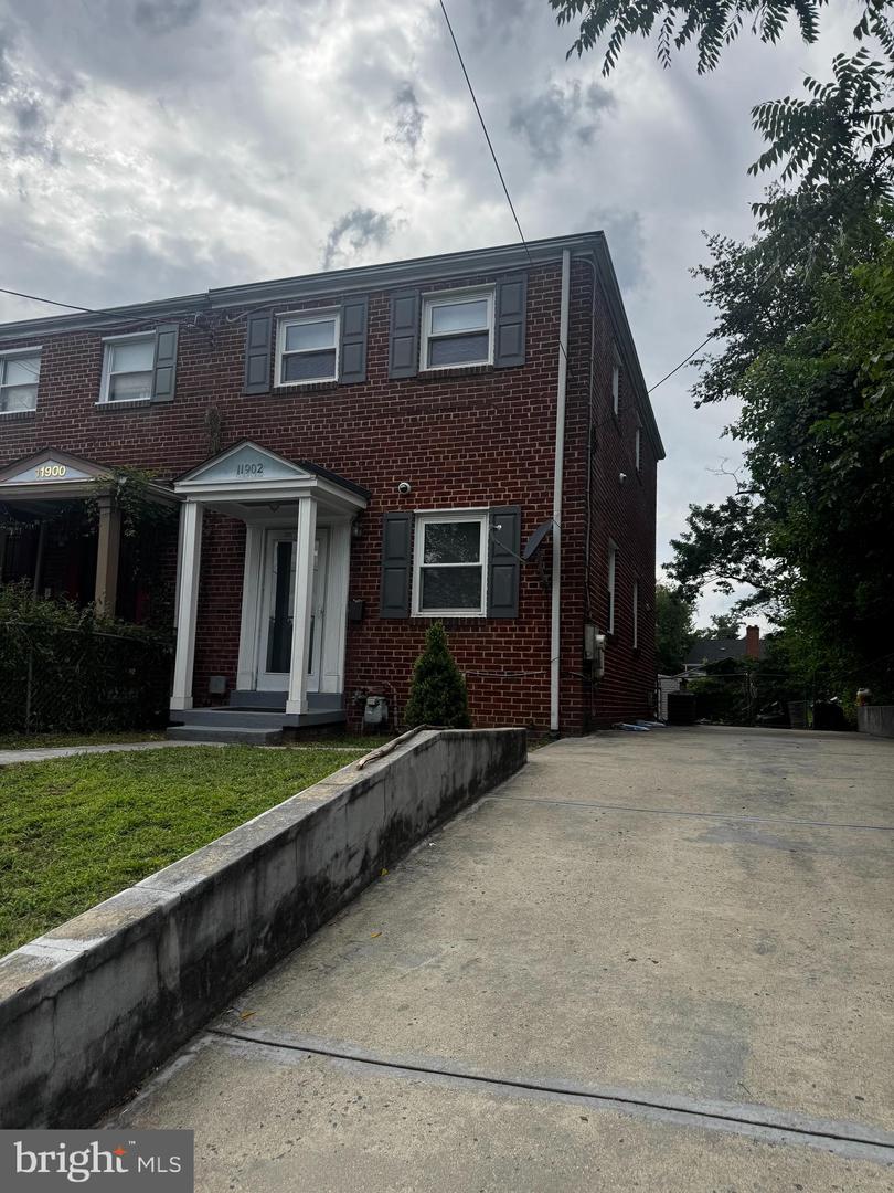 11902 CENTERHILL ST Property Photo 1