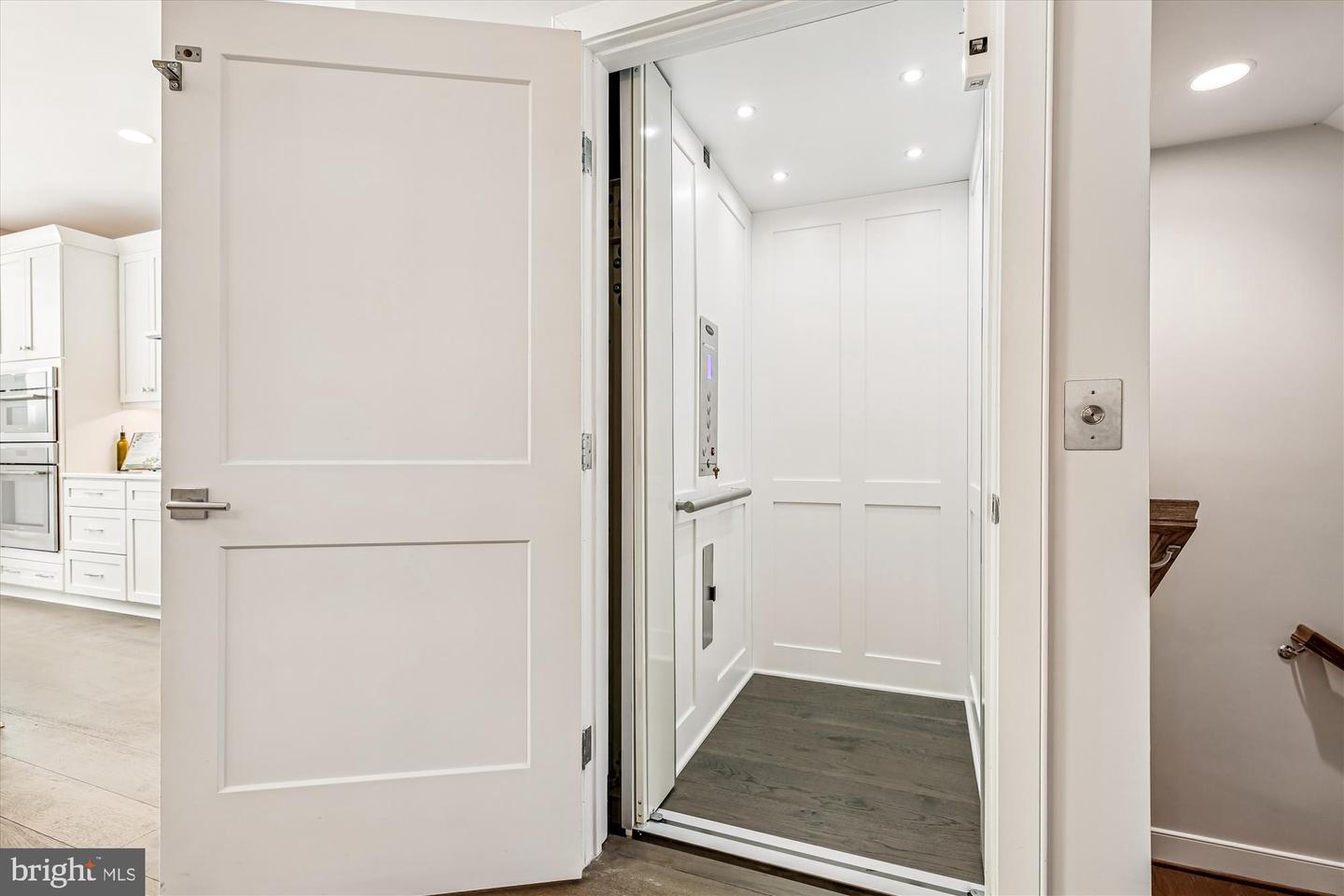 10340 Grosvenor Pl Property Photo 5