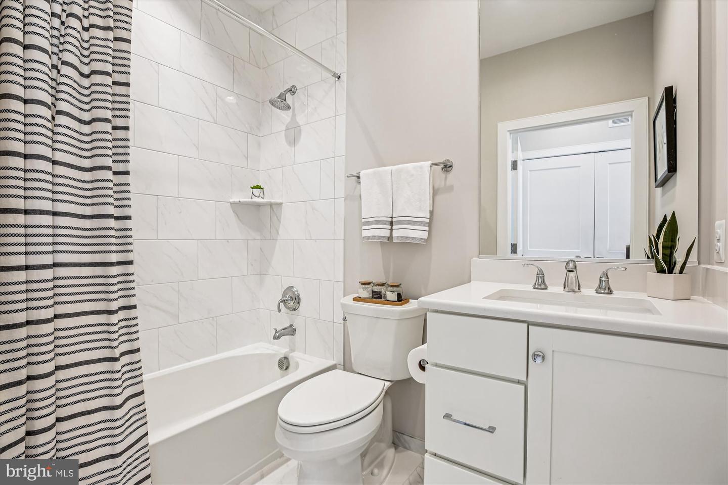 10340 Grosvenor Pl Property Photo 22