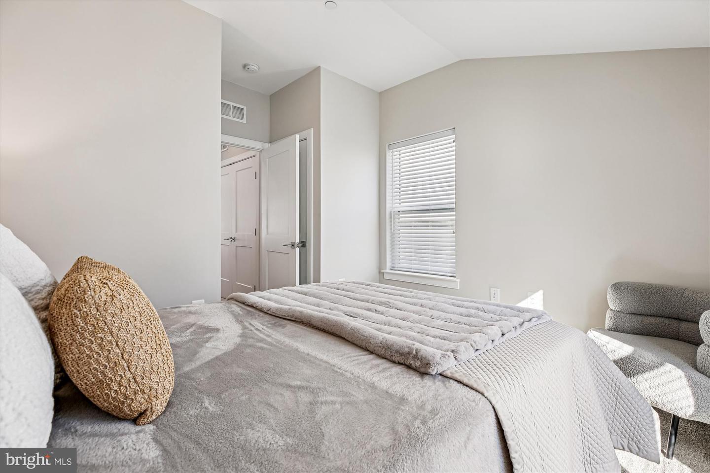 10340 Grosvenor Pl Property Photo 24