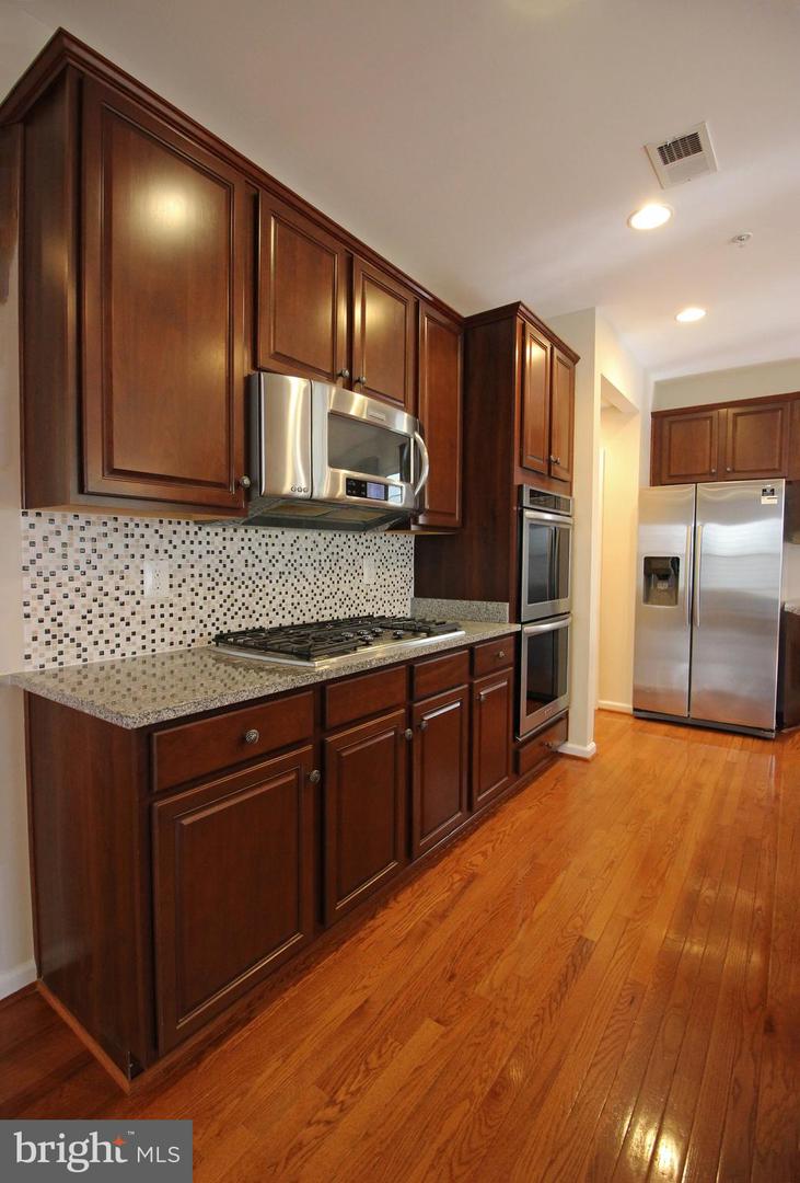 11518 Amherst Ave Property Photo 9