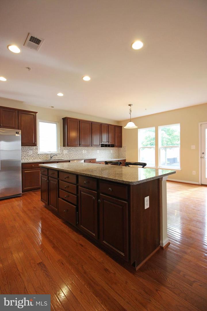11518 Amherst Ave Property Photo 10