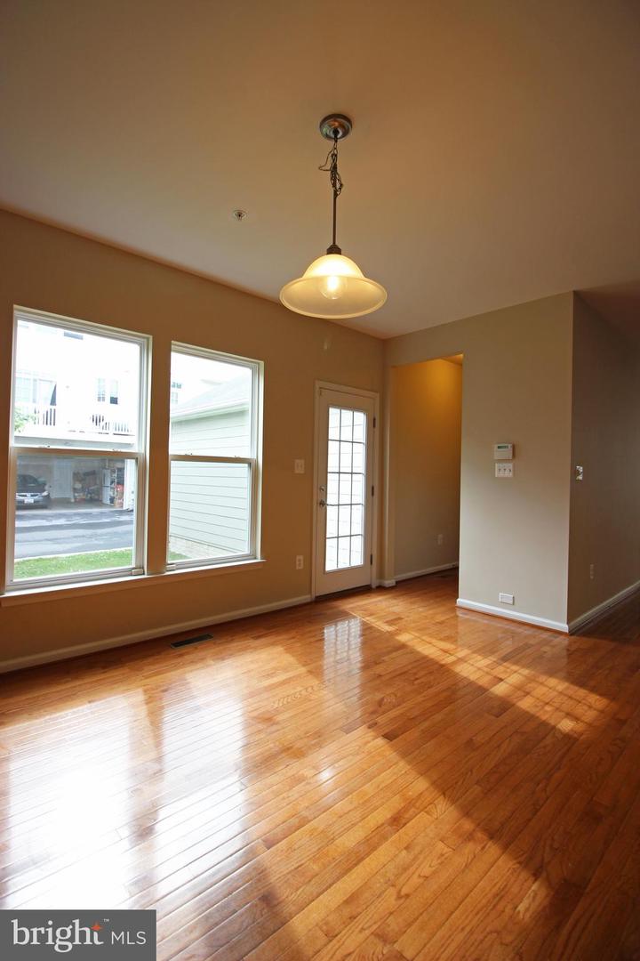 11518 Amherst Ave Property Photo 12