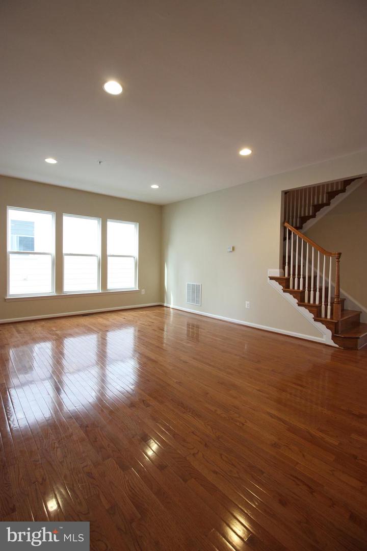 11518 Amherst Ave Property Photo 14